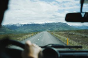 Vue sur une route et un beau paysage depuis une voiture