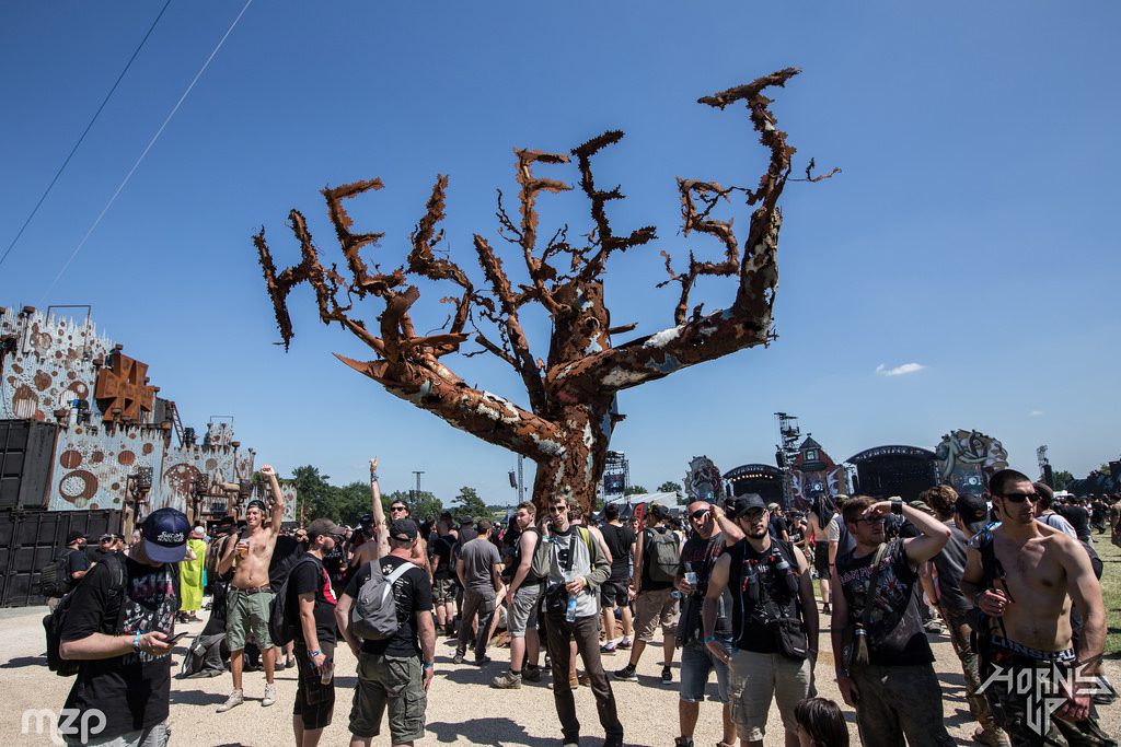 Festival Hellfest en Bretagne : arbre décoratif et festivaliers en tenue rock