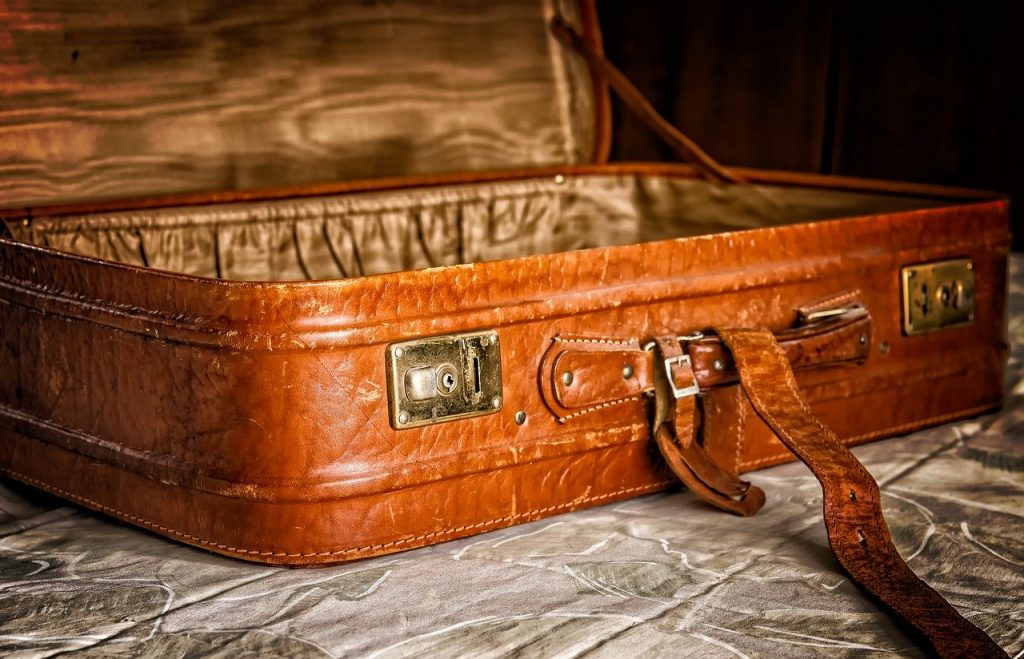 valise en cuir prête à être remplie