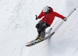 Homme qui skie