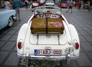 Valise attachée sur un ancien modèle de voiture