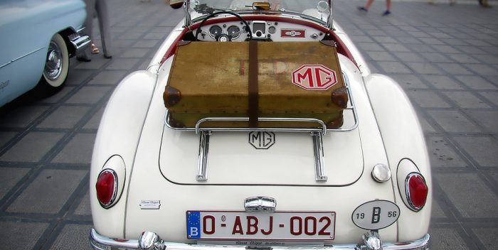 Valise attachée sur un ancien modèle de voiture