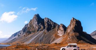 Voiture arrêtée devant une montagne pendant un roadtrip