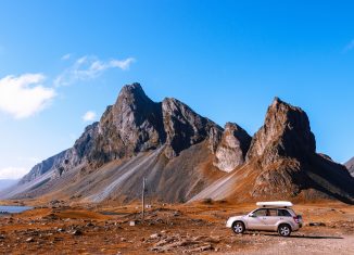 Voiture arrêtée devant une montagne pendant un roadtrip