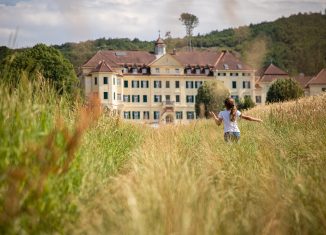 Une petite fille à la campagne